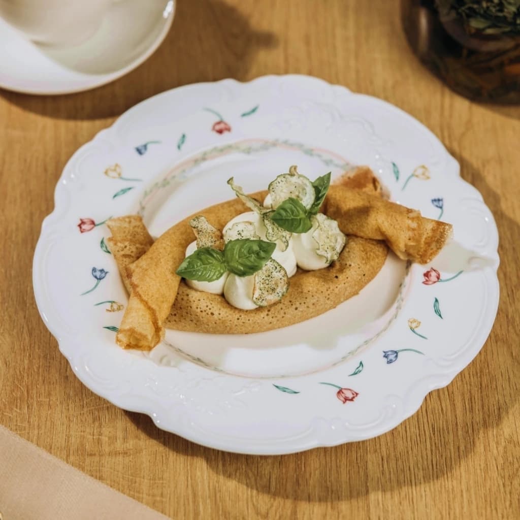 Крепсы с сырным муссом и овощными чипсами