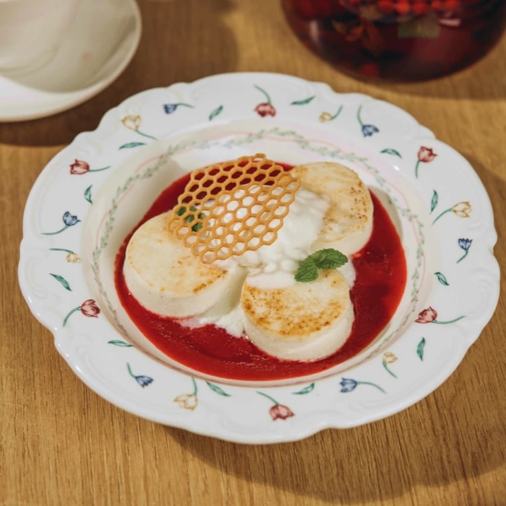 Сырники домашние из манки с ванильным мороженым и малиновым конфи