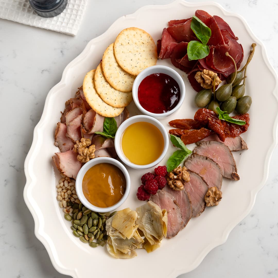 Антипасто с мясными деликатесами